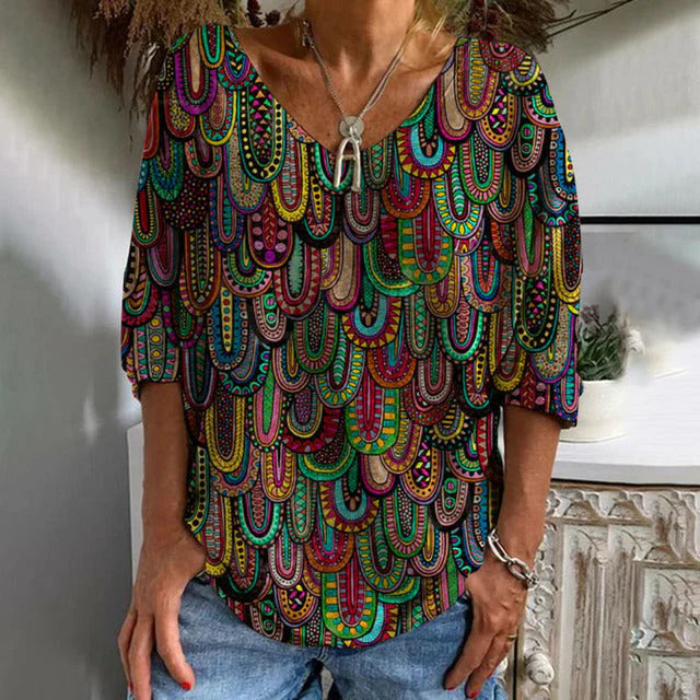 Assia – Elegancki, swobodny T-shirt z abstrakcyjnym nadrukiem
