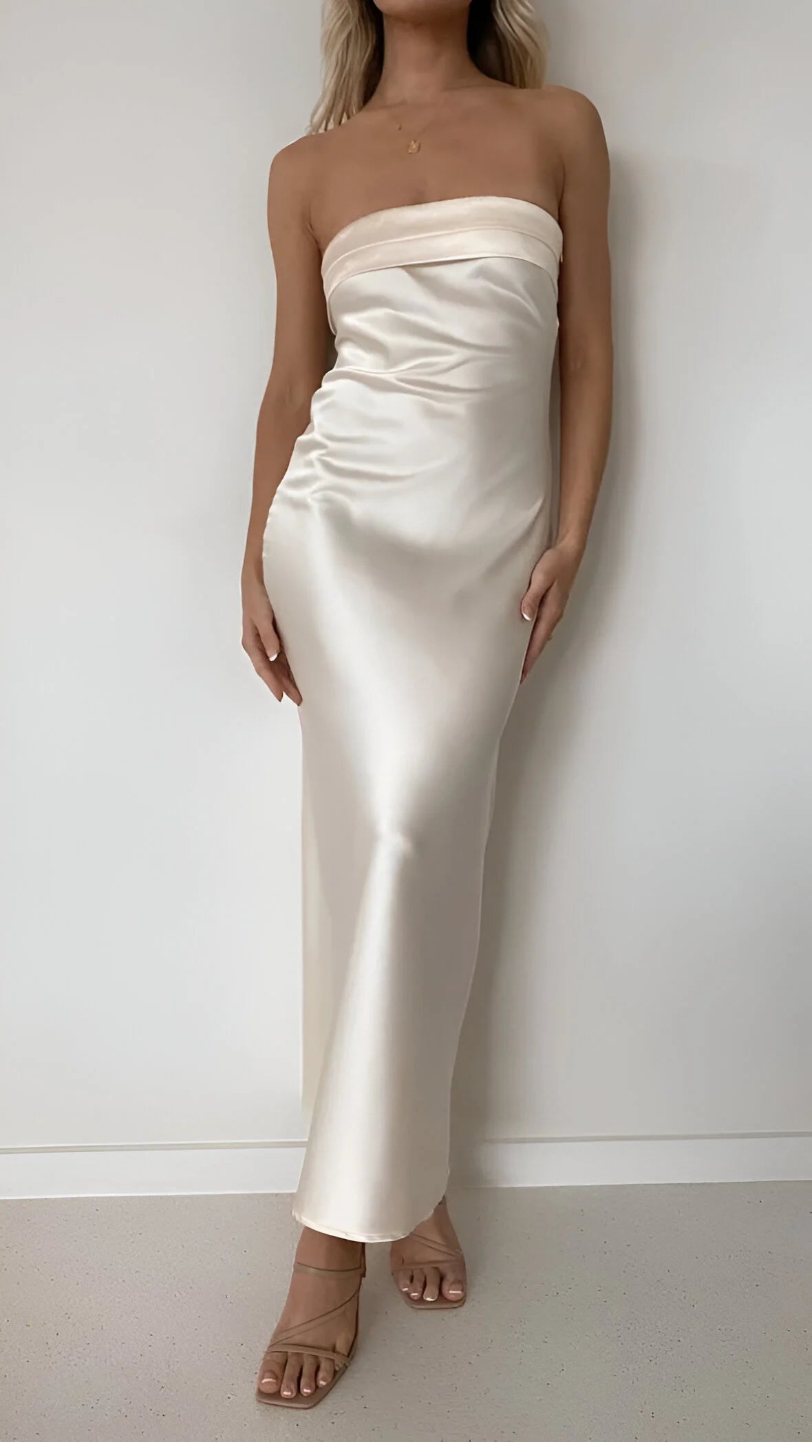 Aveline - Elegancka jedwabna sukienka z odkrytymi plecami