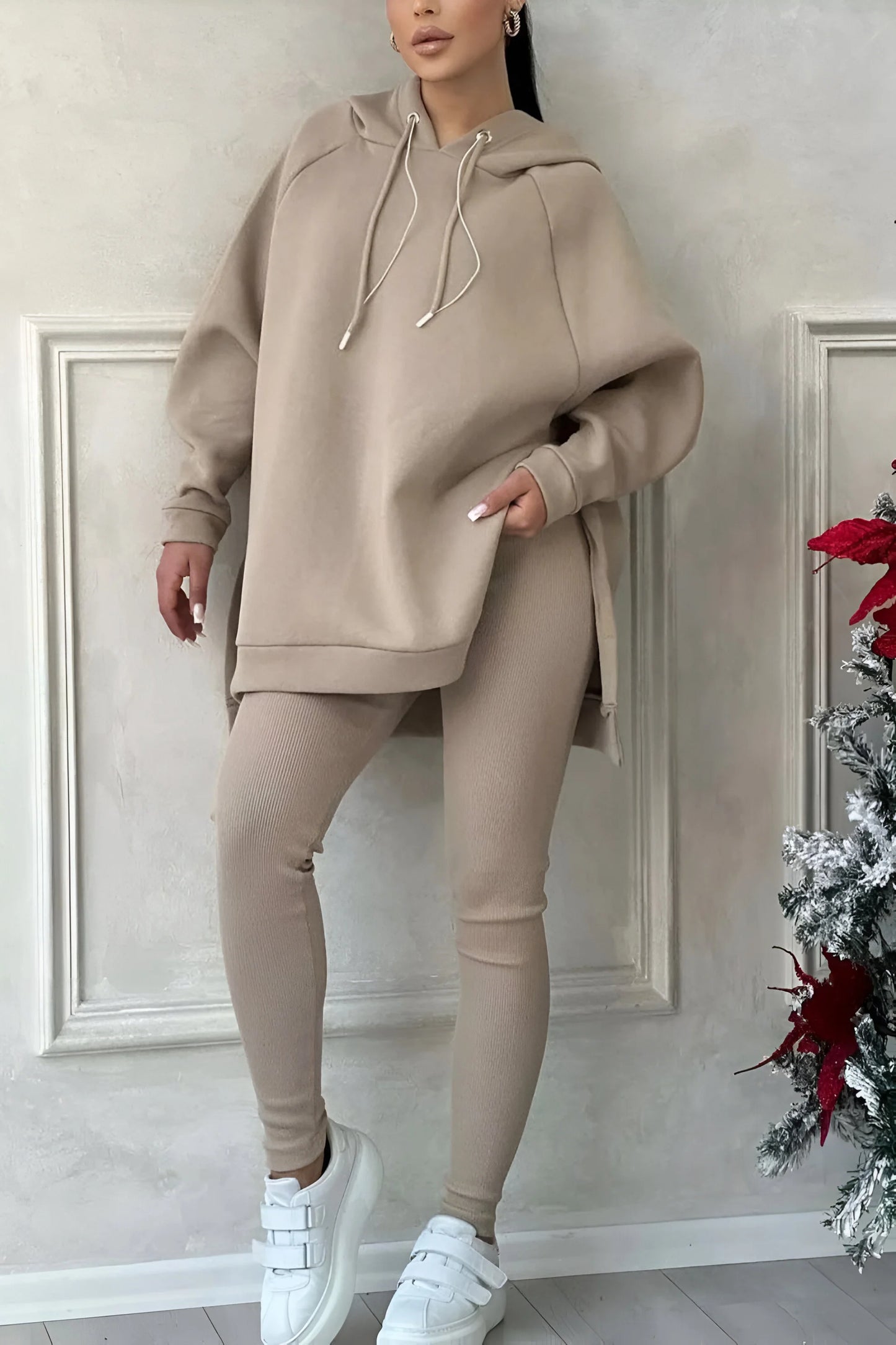 Sophie - Bluza z kapturem i joggersami z rozcięciem u dołu