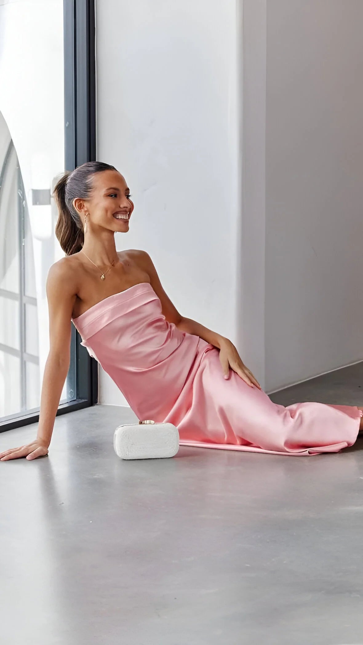 Aveline - Elegancka jedwabna sukienka z odkrytymi plecami
