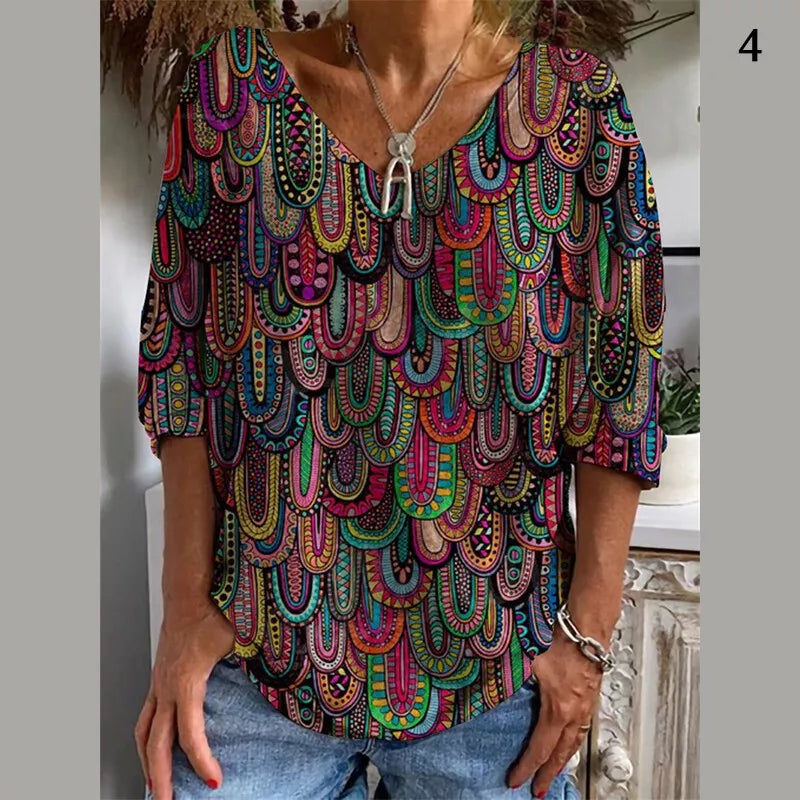 Assia – Elegancki, swobodny T-shirt z abstrakcyjnym nadrukiem