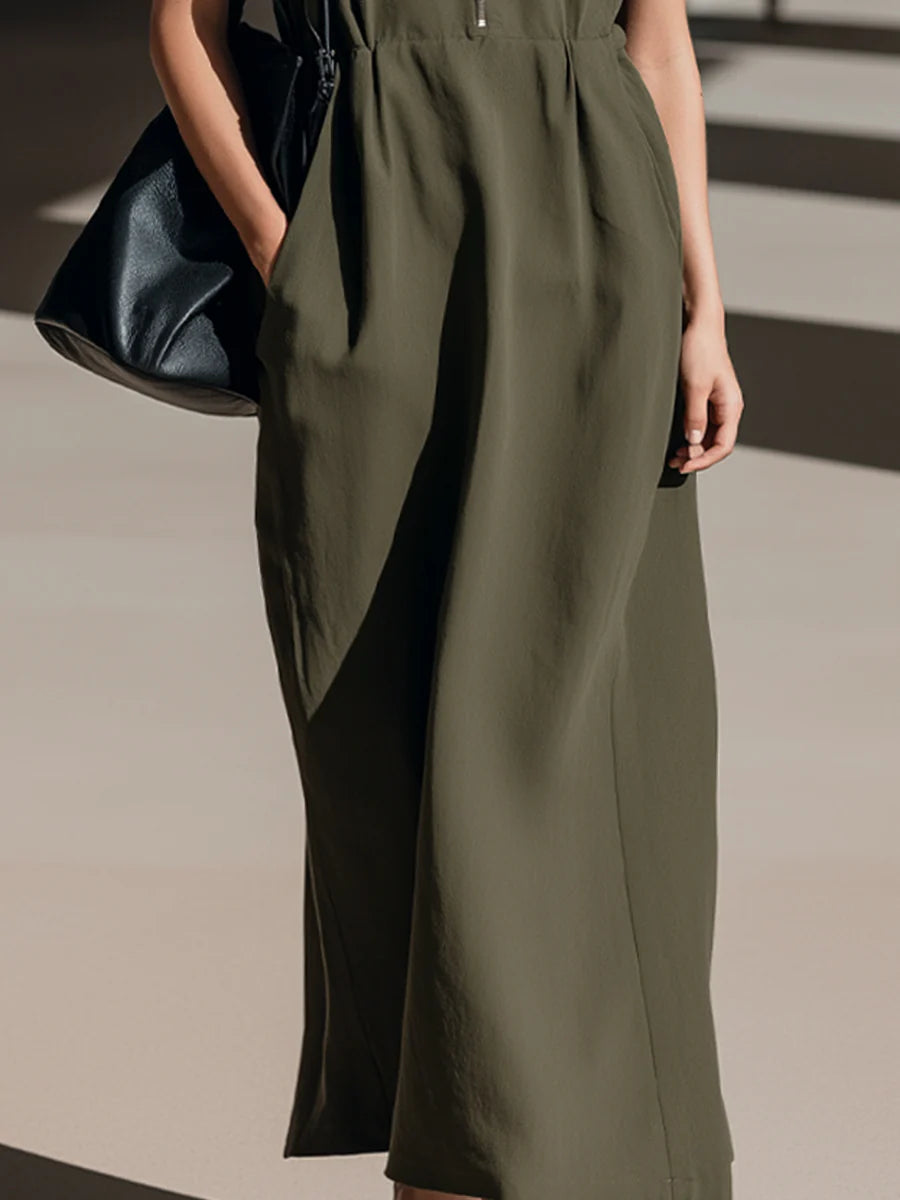 Sukienka maxi w kolorze oliwkowej zieleni inspirowana użytkowością i dekoltem zapinanym na suwak