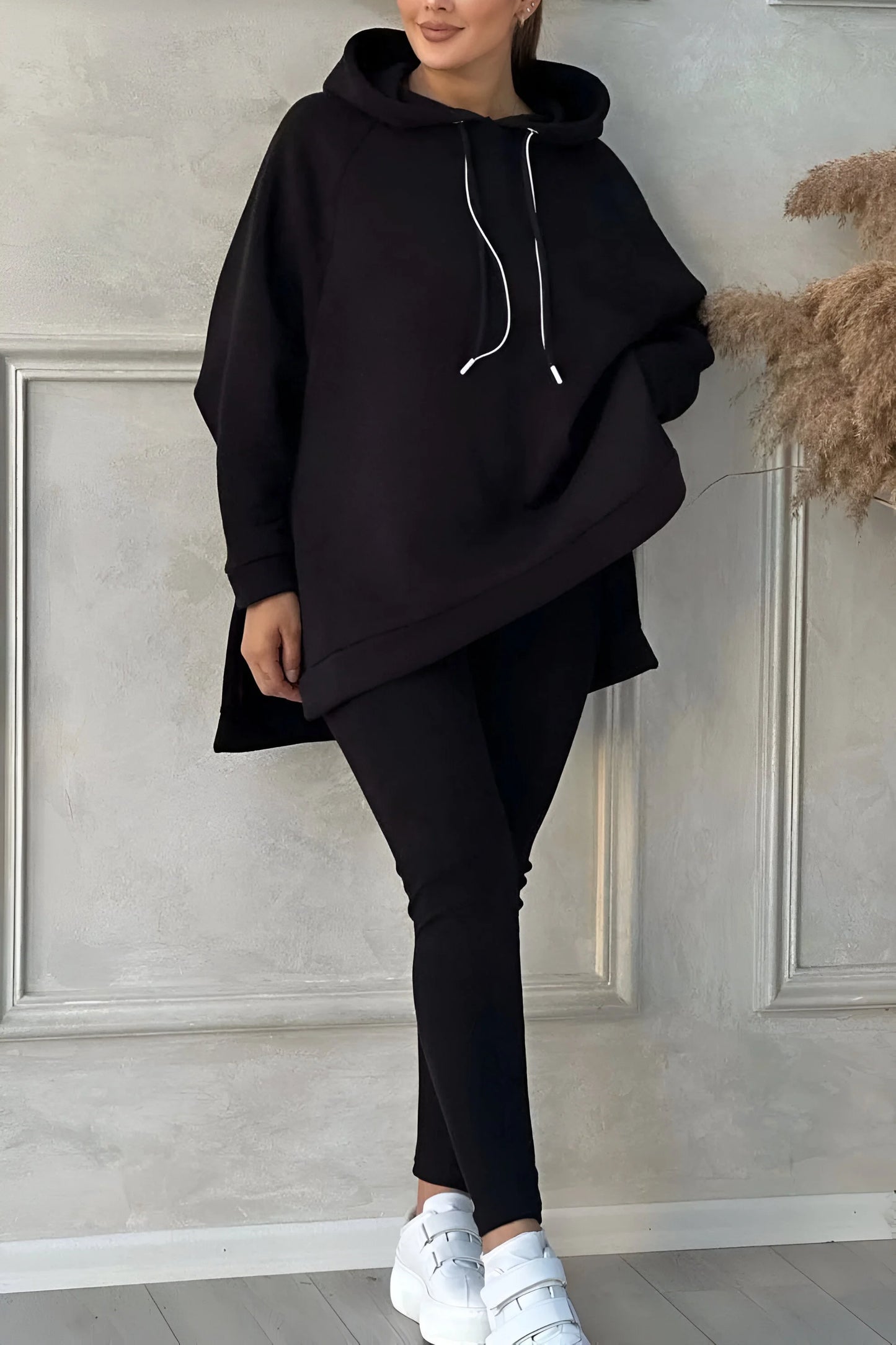 Sophie - Bluza z kapturem i joggersami z rozcięciem u dołu