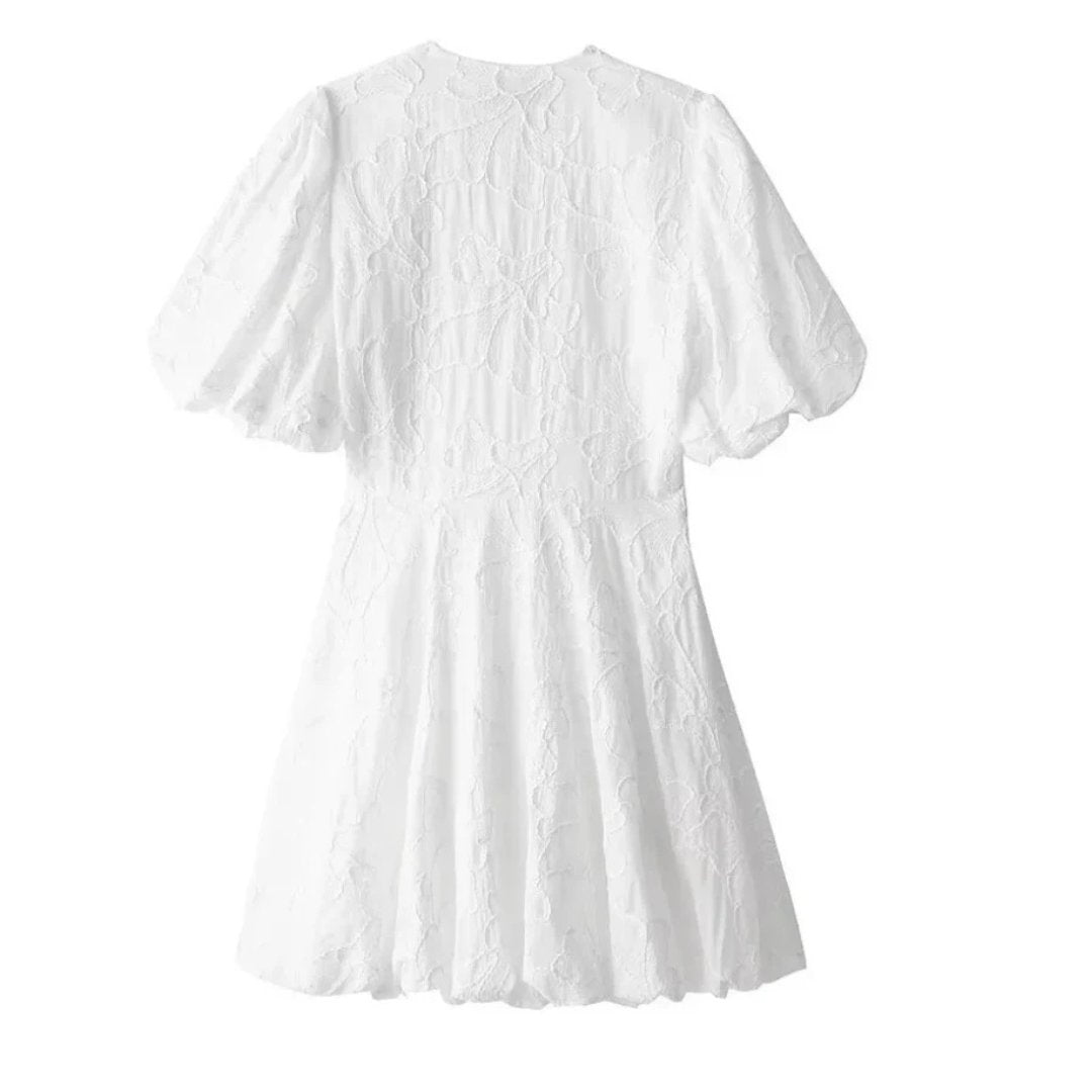 Aurélie – Sukienka mini z bufiastymi rękawami i teksturowanym kwiatowym wzorem