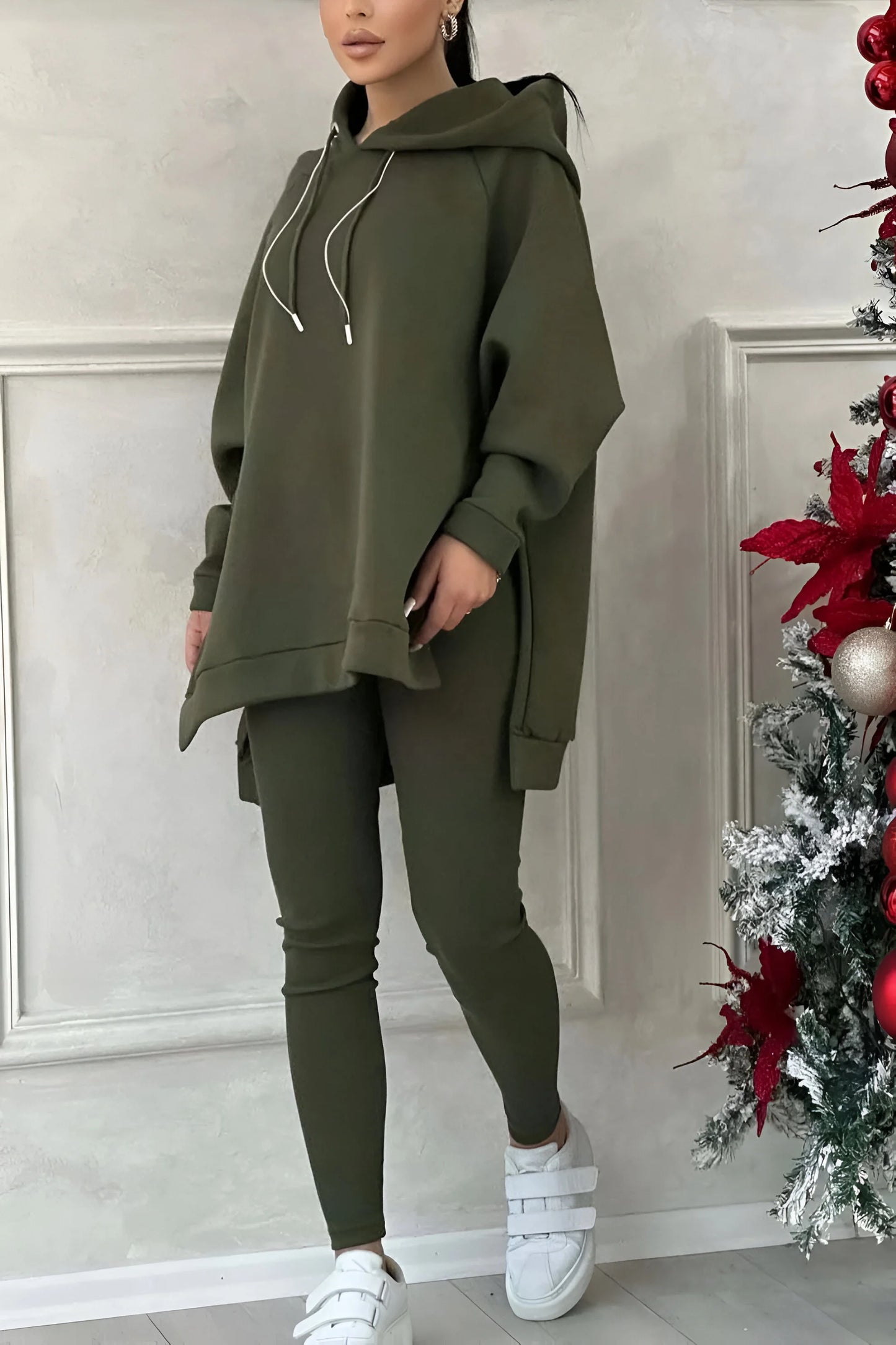 Sophie - Bluza z kapturem i joggersami z rozcięciem u dołu