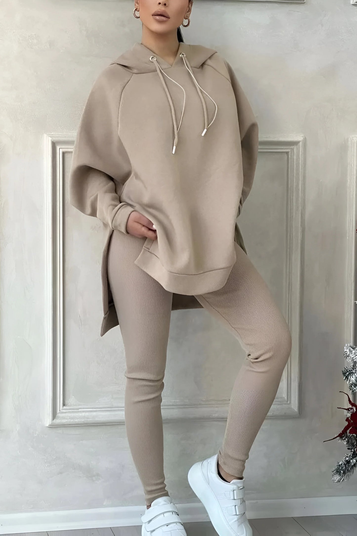 Sophie - Bluza z kapturem i joggersami z rozcięciem u dołu