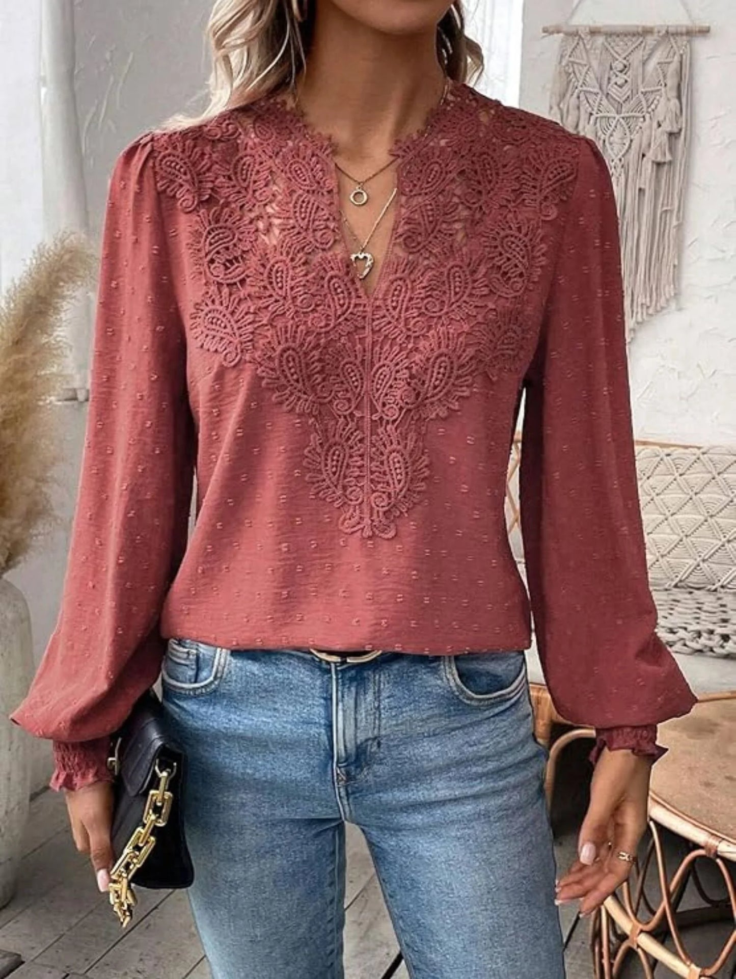 Ninon - Elegancka koronkowa bluzka z dekoltem w serek dla kobiet