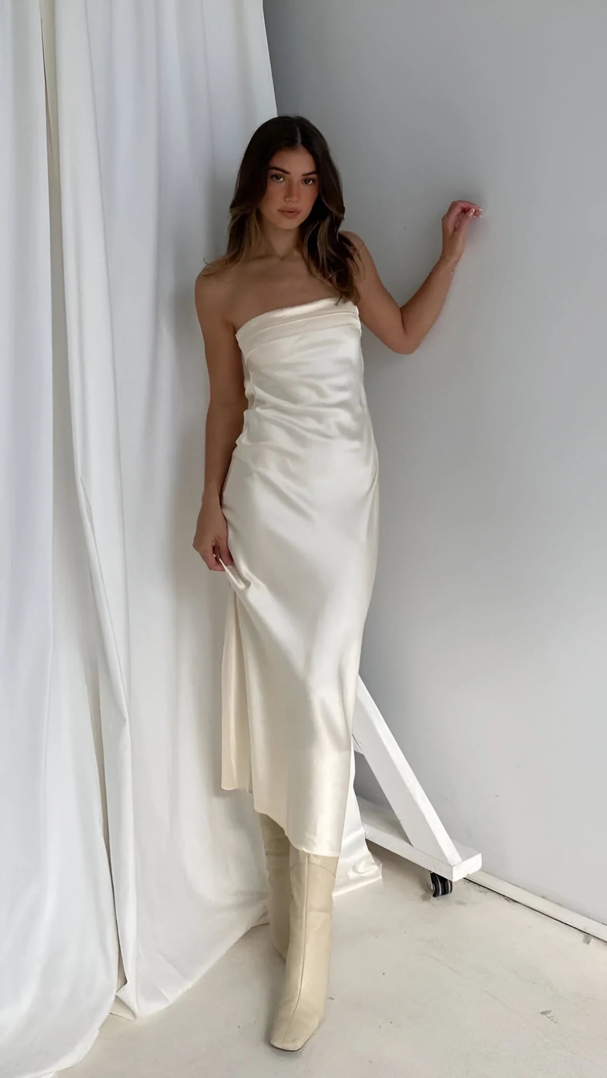Aveline - Elegancka jedwabna sukienka z odkrytymi plecami