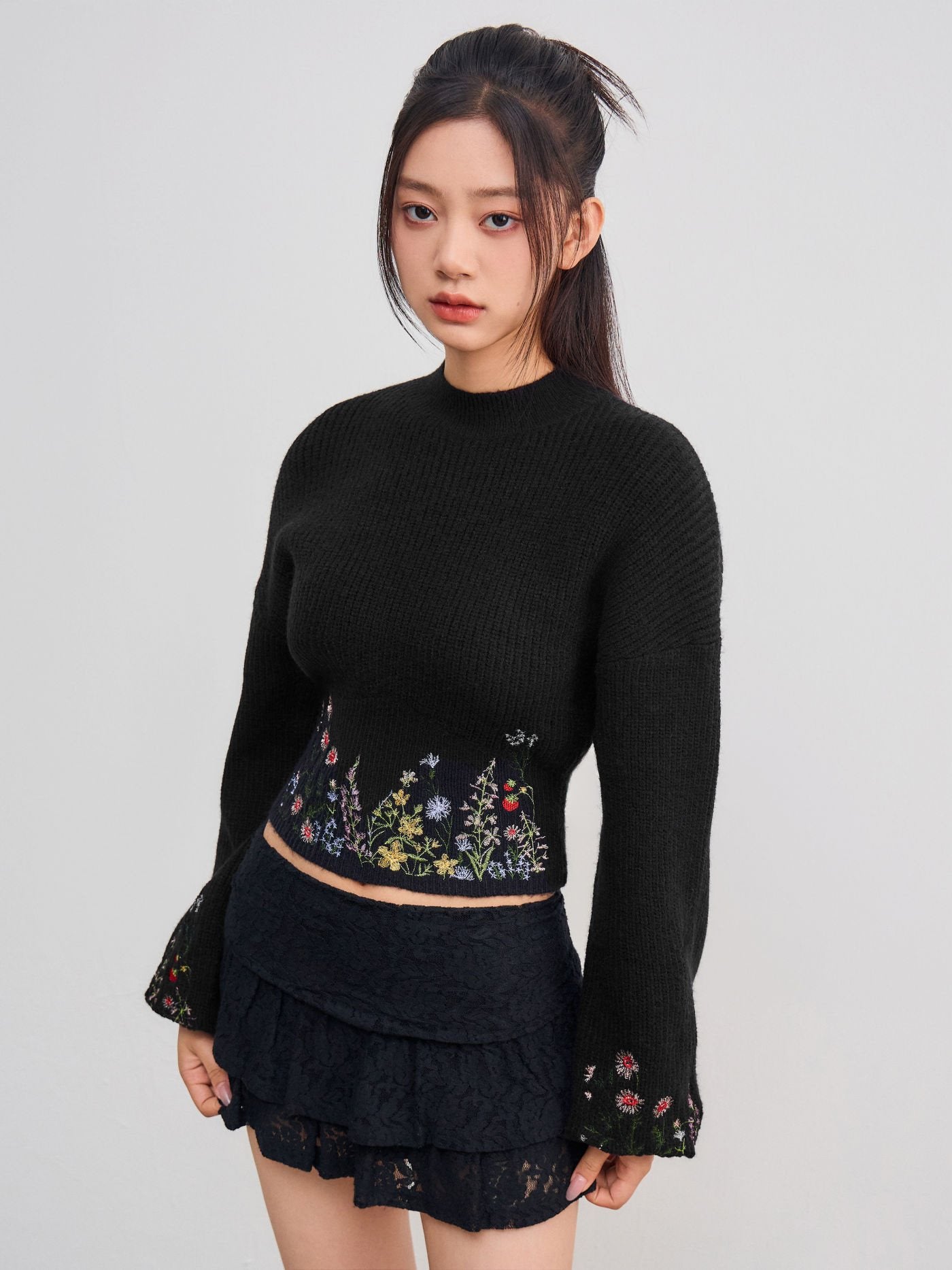 Éloïse – haftowany sweterek z dzianiny Crop