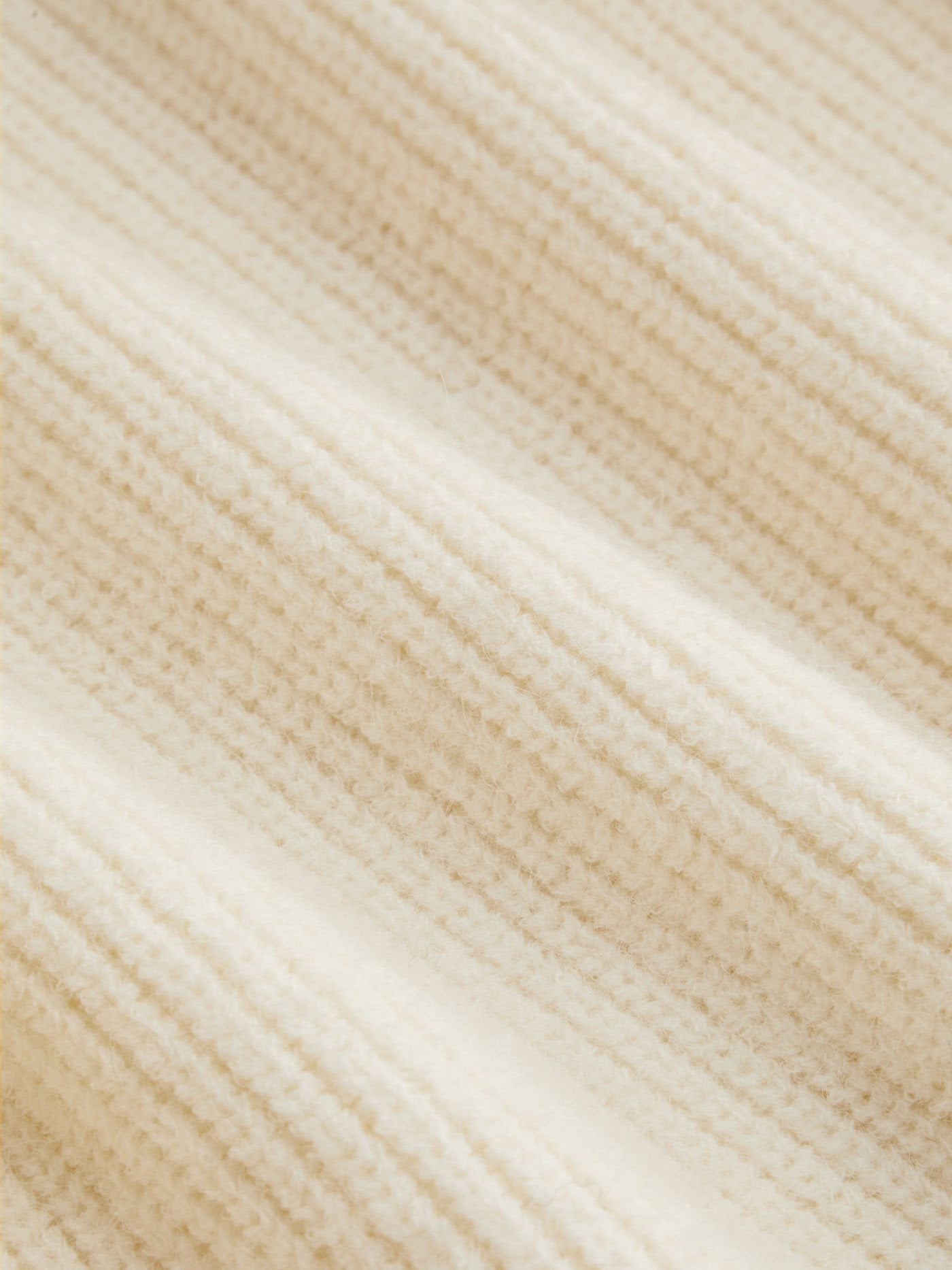Éloïse – haftowany sweterek z dzianiny Crop