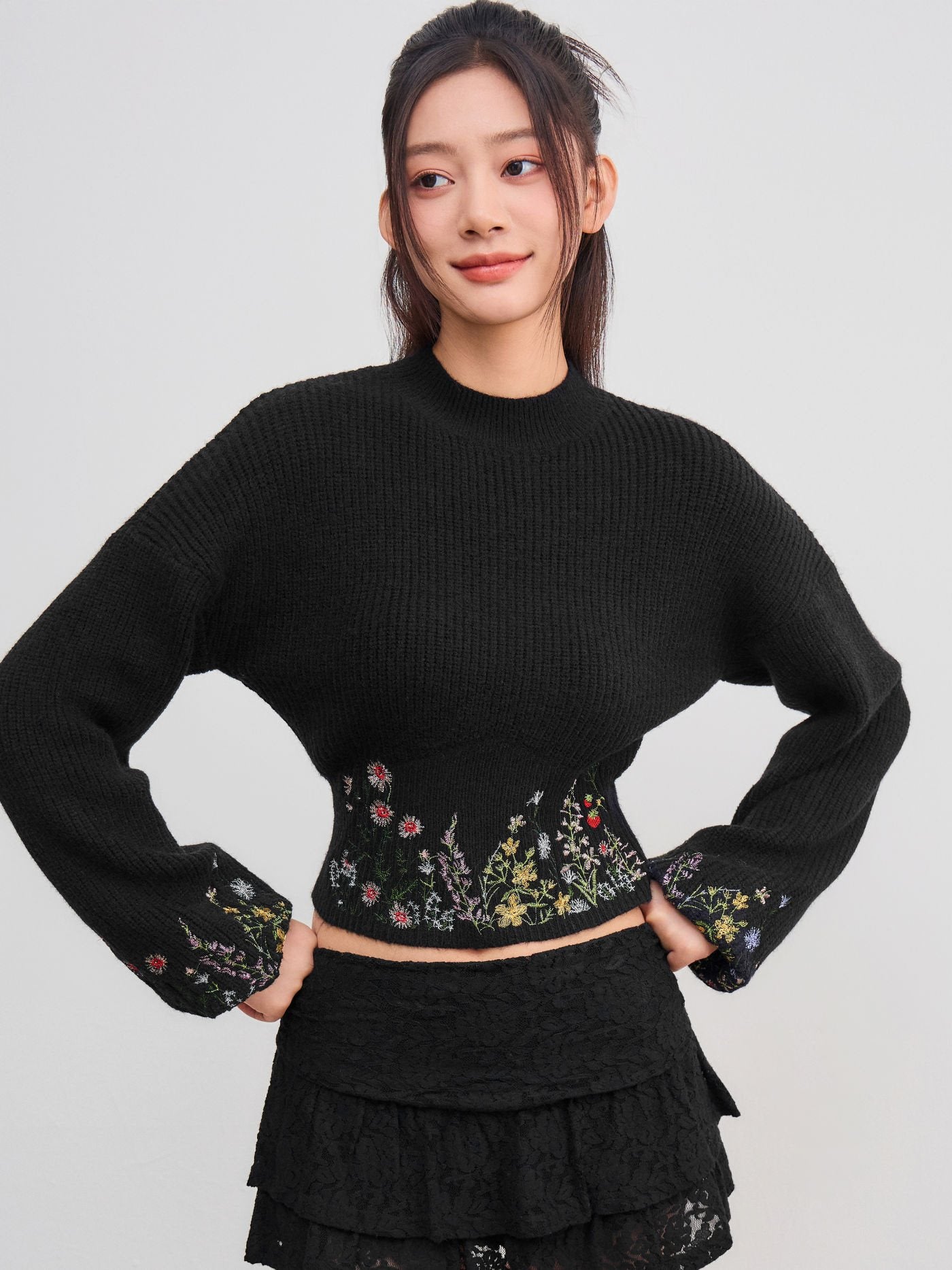 Éloïse – haftowany sweterek z dzianiny Crop