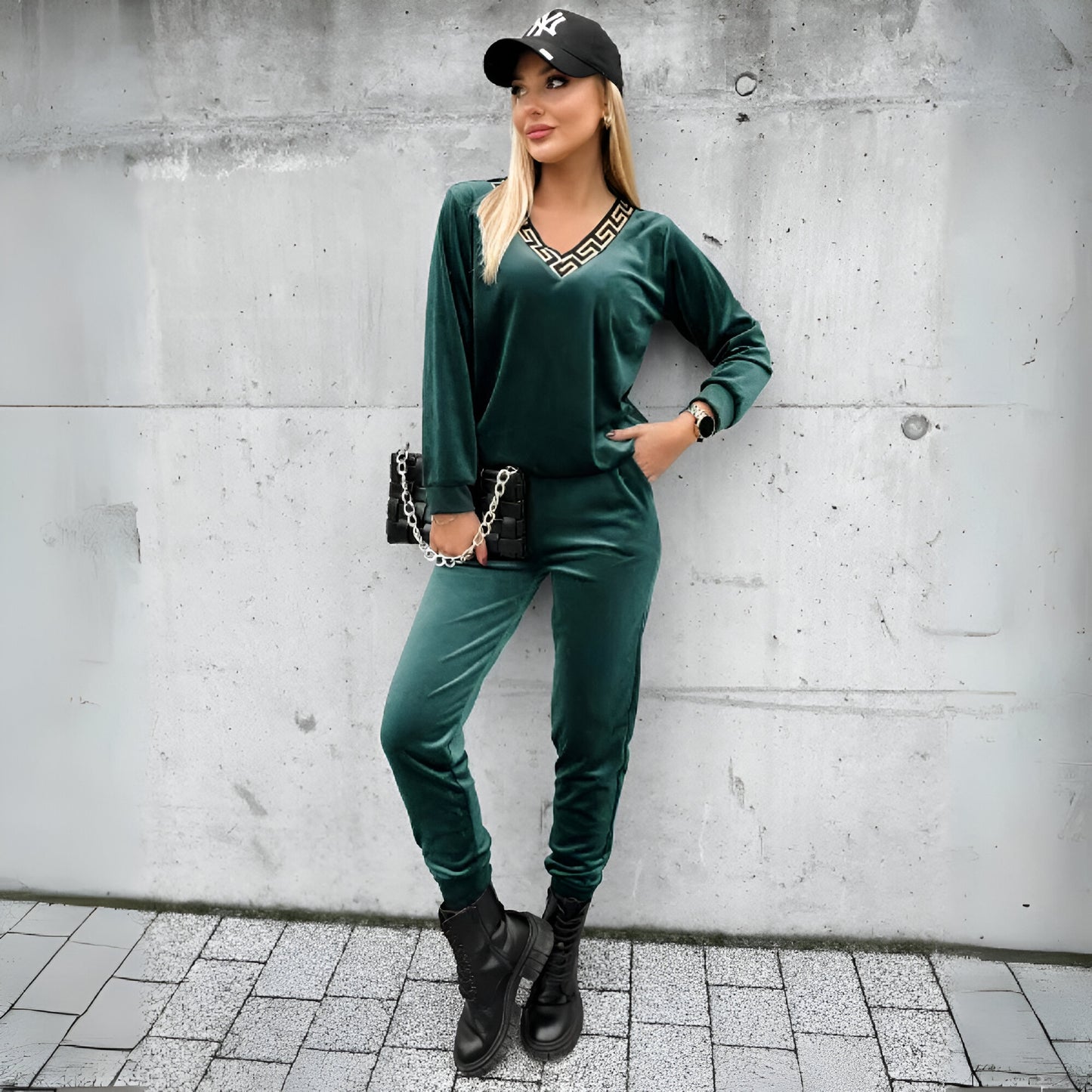 Welwetowy dres z dekoltem w serek dla kobiet