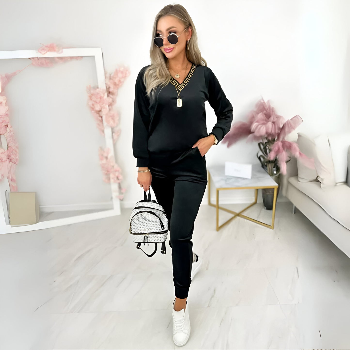 Welwetowy dres z dekoltem w serek dla kobiet